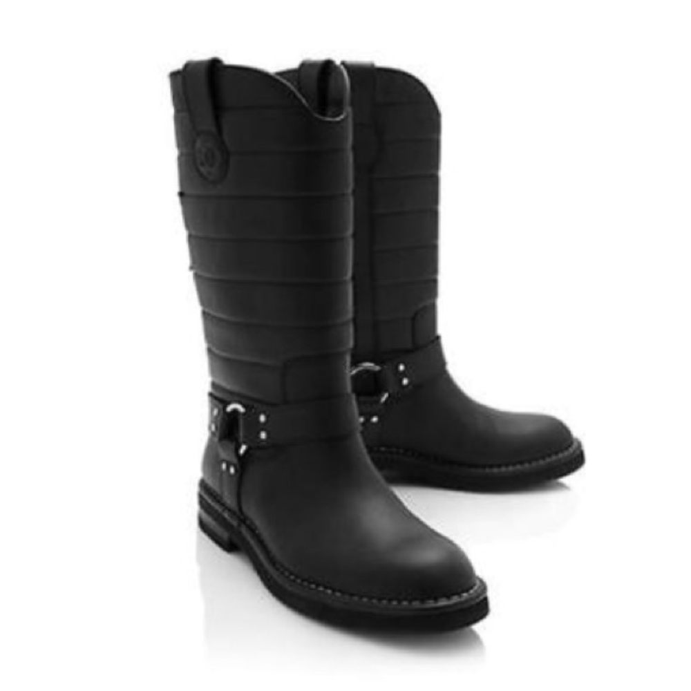 CHANEL leather boots black